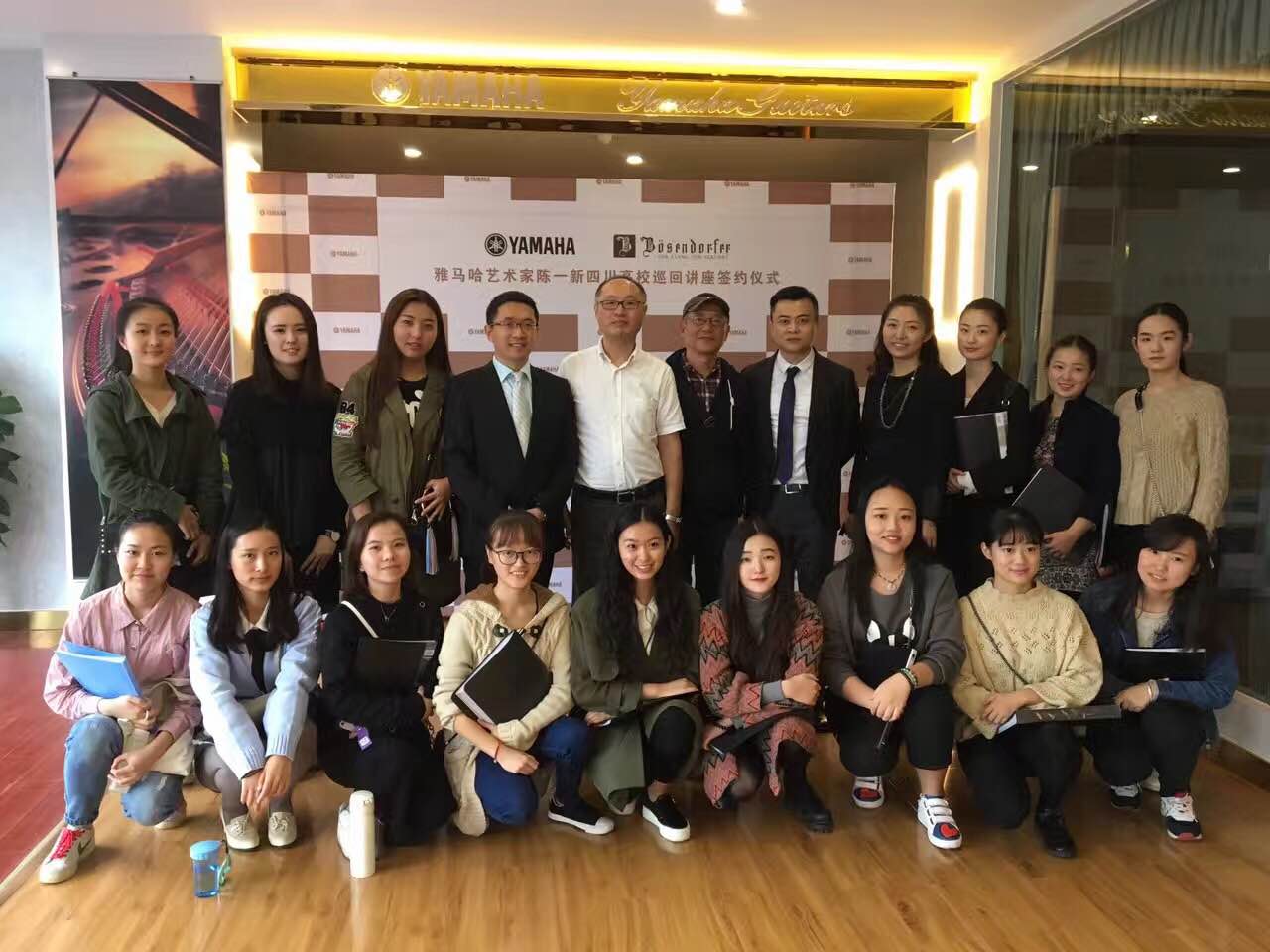 成都雅音乐器有限公司迎来其MRCAT猫先生&贝森朵夫旗舰店开业仪式暨MRCAT猫先生艺术家陈一新四川地区高校巡回讲座签约仪式